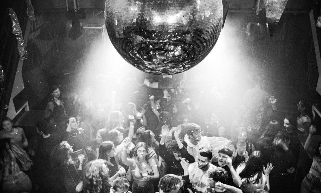 Waarom een goede DJ essentieel is voor jouw trouwfeest of&nbsp;bedrijfsfeest