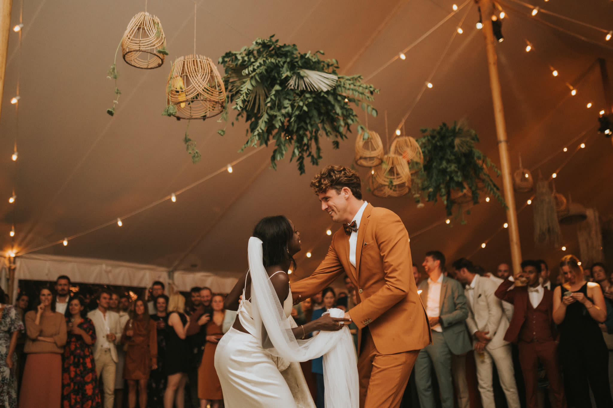 Pas getrouwd koppel dat bezig is aan de openingsdans die gespeeld wordt door de DJ